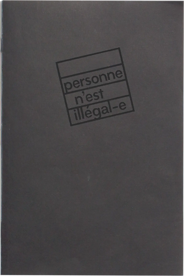 Matte black cover for a book. The book title is transparent, but glossy. It read in French 