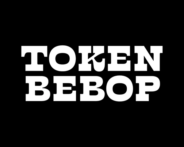Token Bebop écrit en grosses majuscules. La fonte est épaisse et et fluide. Les sérifs sont épais comme dans une fonte égyptienne, mais l'effet général donne une impression de western.