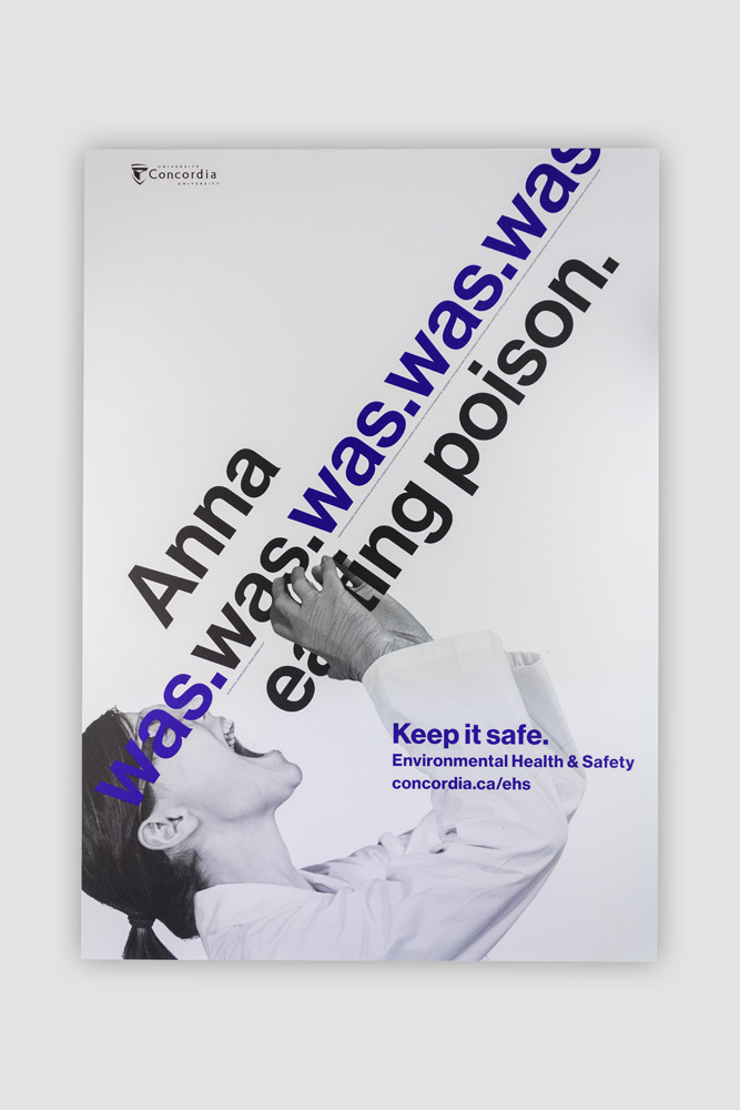 Anna mange quelque chose. Le slogan de l'affiche s'incline comme si Anna mangeais le slogan.