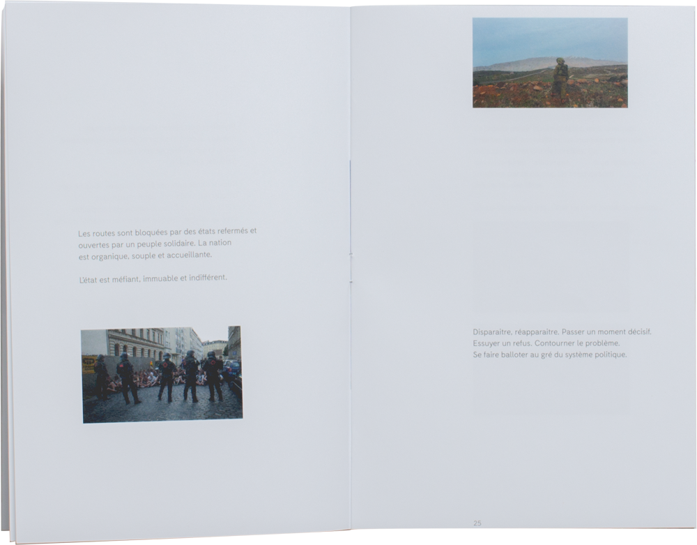 Livre ouvert. Composition avec deux petites phrases et images. La photo d'une manifestation en Europe est opposée à l'image d'un combattant Israélien près de la frontière Syrienne.