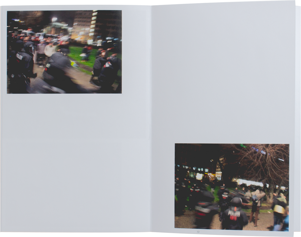 Livre ouvert. La composition montre deux photos. Les photos sont prises de nuit et légèrement floues. Elles montrent des gens en uniformes noirs et rouges, probablement des policiers.