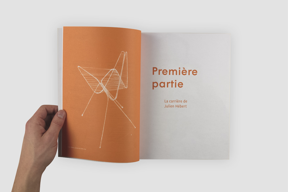 Livre ouvert, montrant la première page d'un chapitre. Sur la page de gauche, un croquis numérisé à trait blanc sur fond orange.