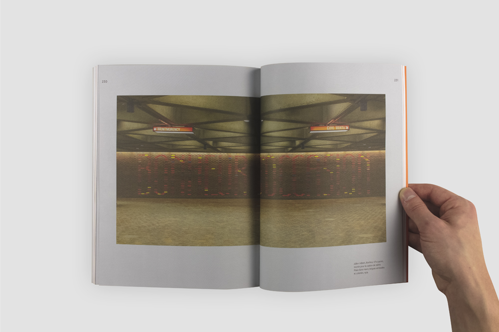 Livre ouvert, montrant une photo couleur de la station de métro de Montréal Place Saint-Henri. La photo est placé au centre et traverse le pli central.